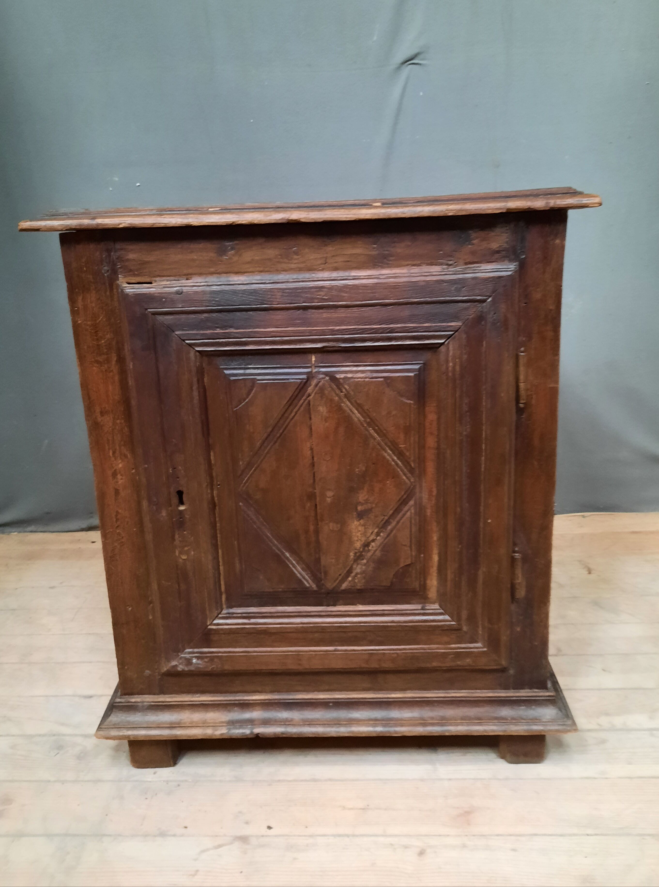 Louis XIII buffet at one door