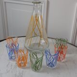 Colorful set consisting of a decanter and 7 70s liqueur glasses