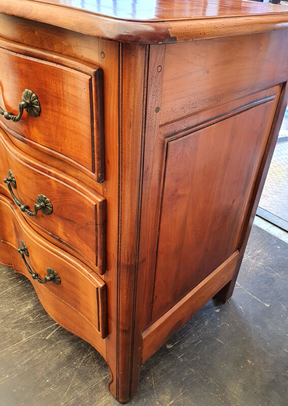 Crossbow chest of drawers with caramel patina