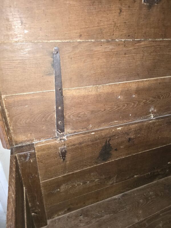 Maie/coffre ancien en bois massif – patine authentique, couvercle ouvrant
