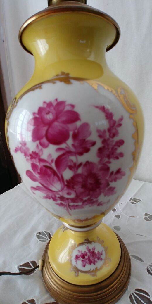 Porcelain table lamp