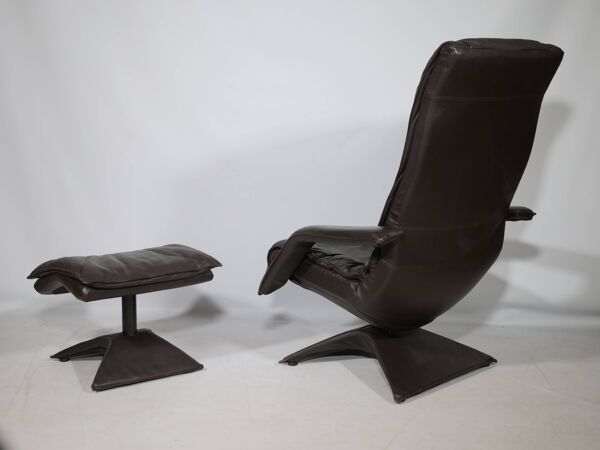 Fauteuil de salon design en cuir avec pouf des années 1990