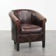 Fauteuil club de couleur foncée en cuir de vachette