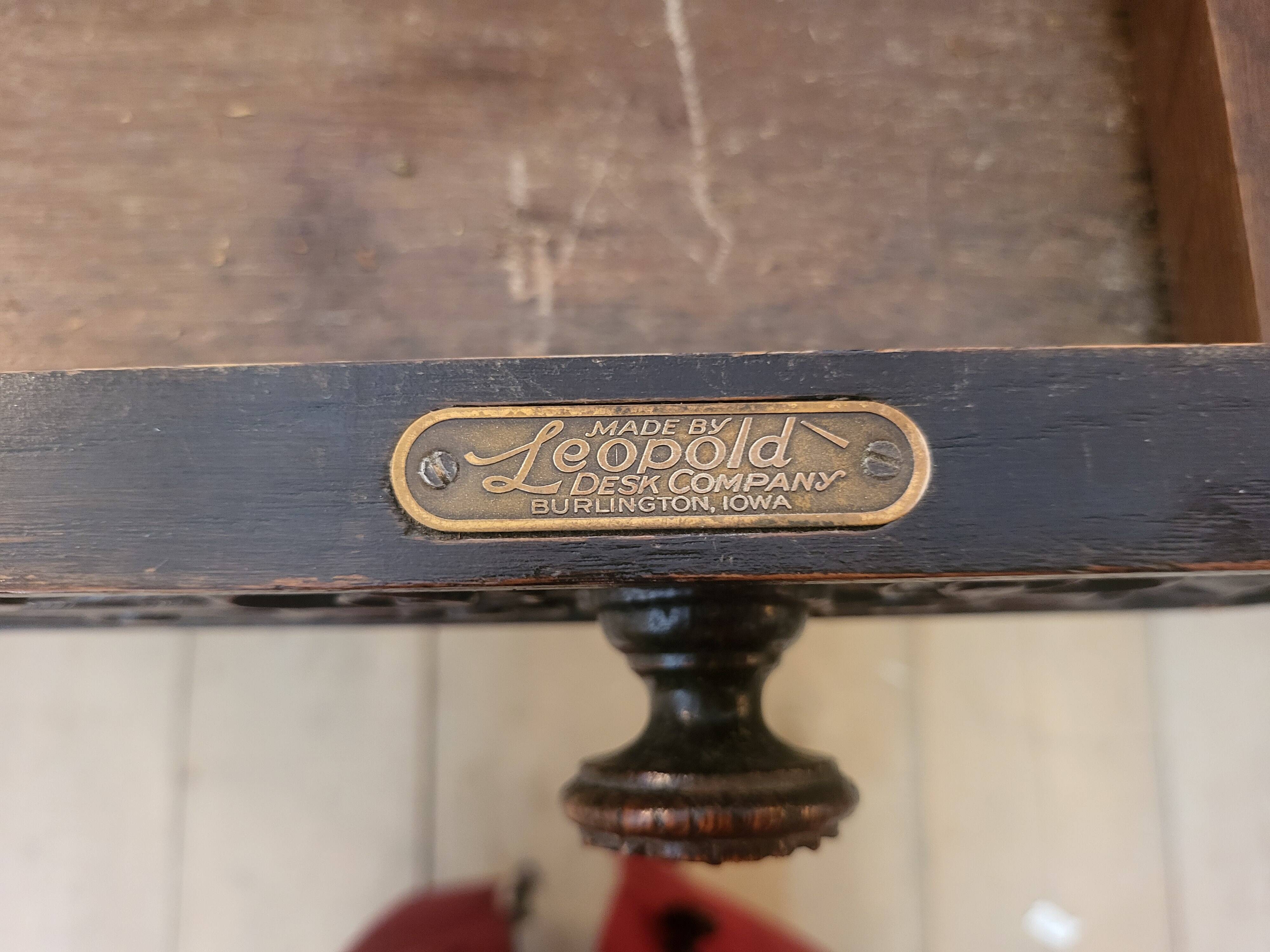 Grand Bureau Américain toutes faces Sculpté "Leopold Desk Co." – Circa 1920