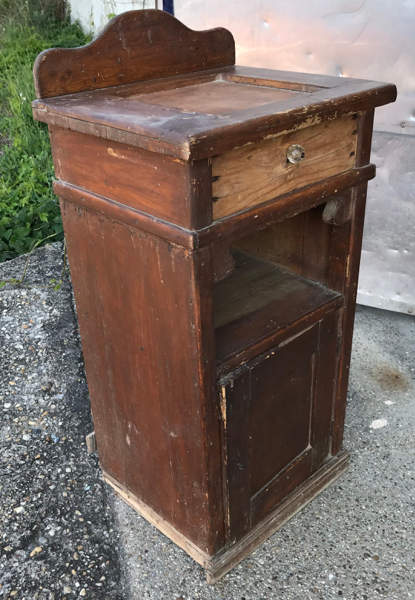 Table de nuit en pin, vers les années 1900