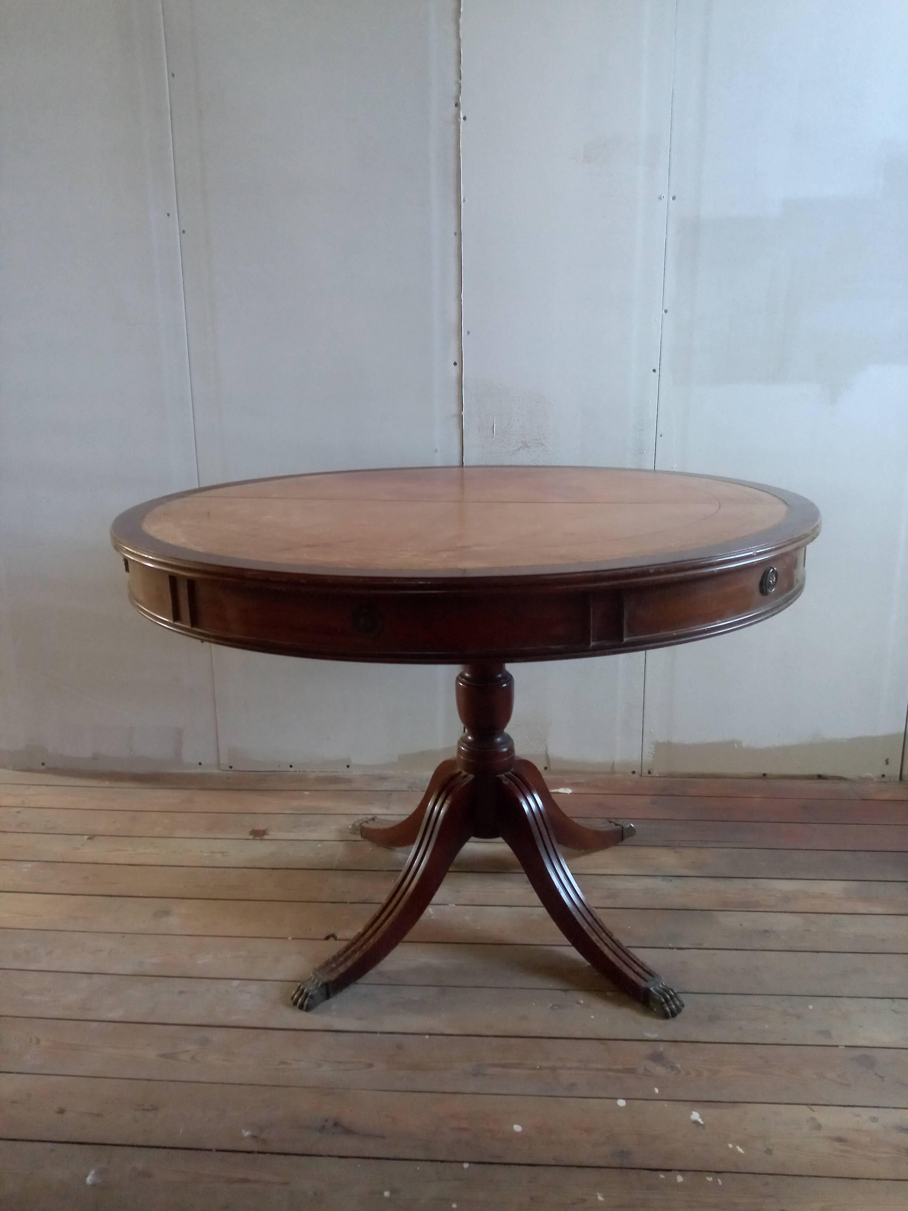 Extendable table with claw legs