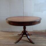 Extendable table with claw legs