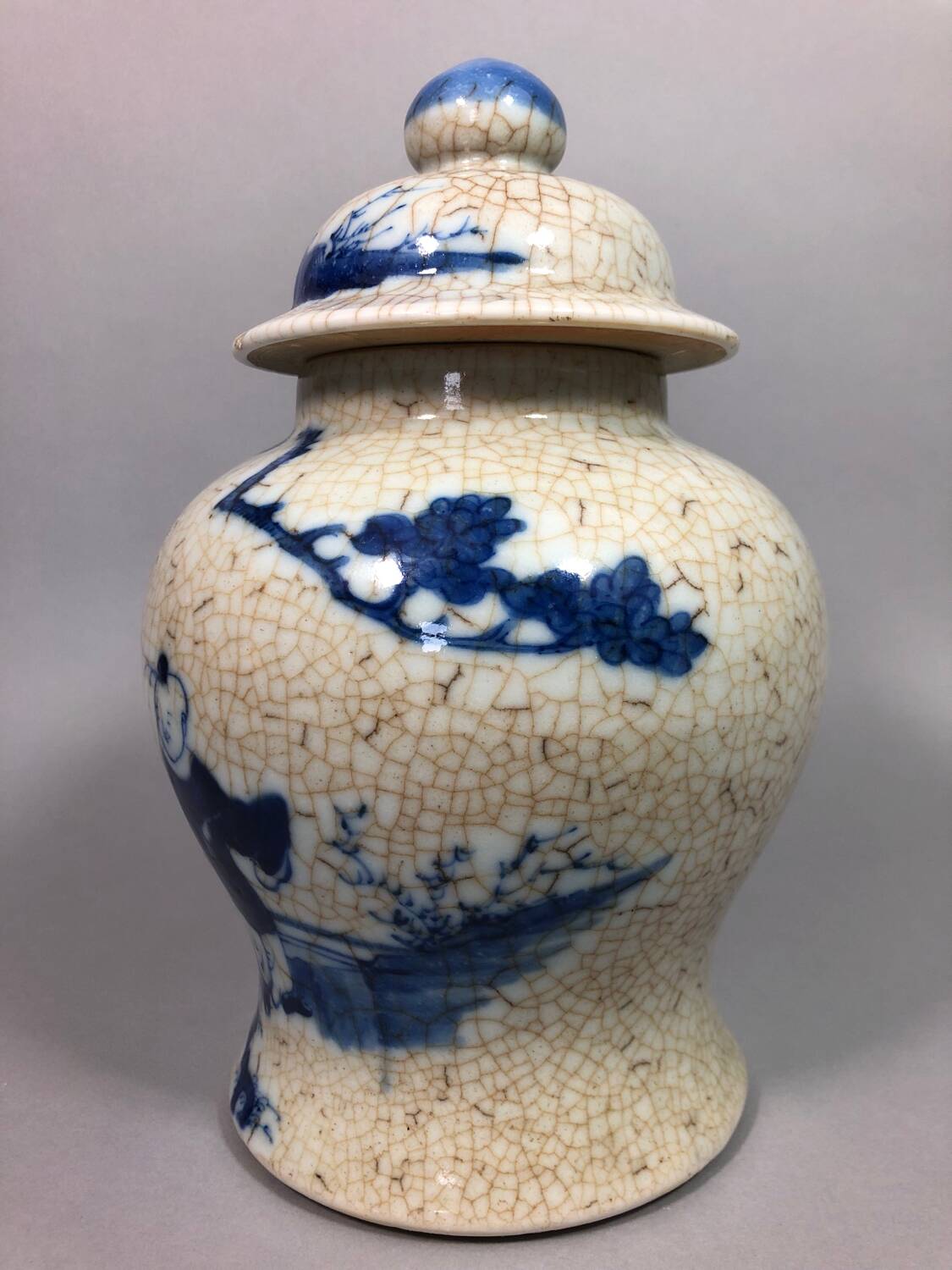 Chinese porcelain blue/white crackle jar 19th century? Court lady