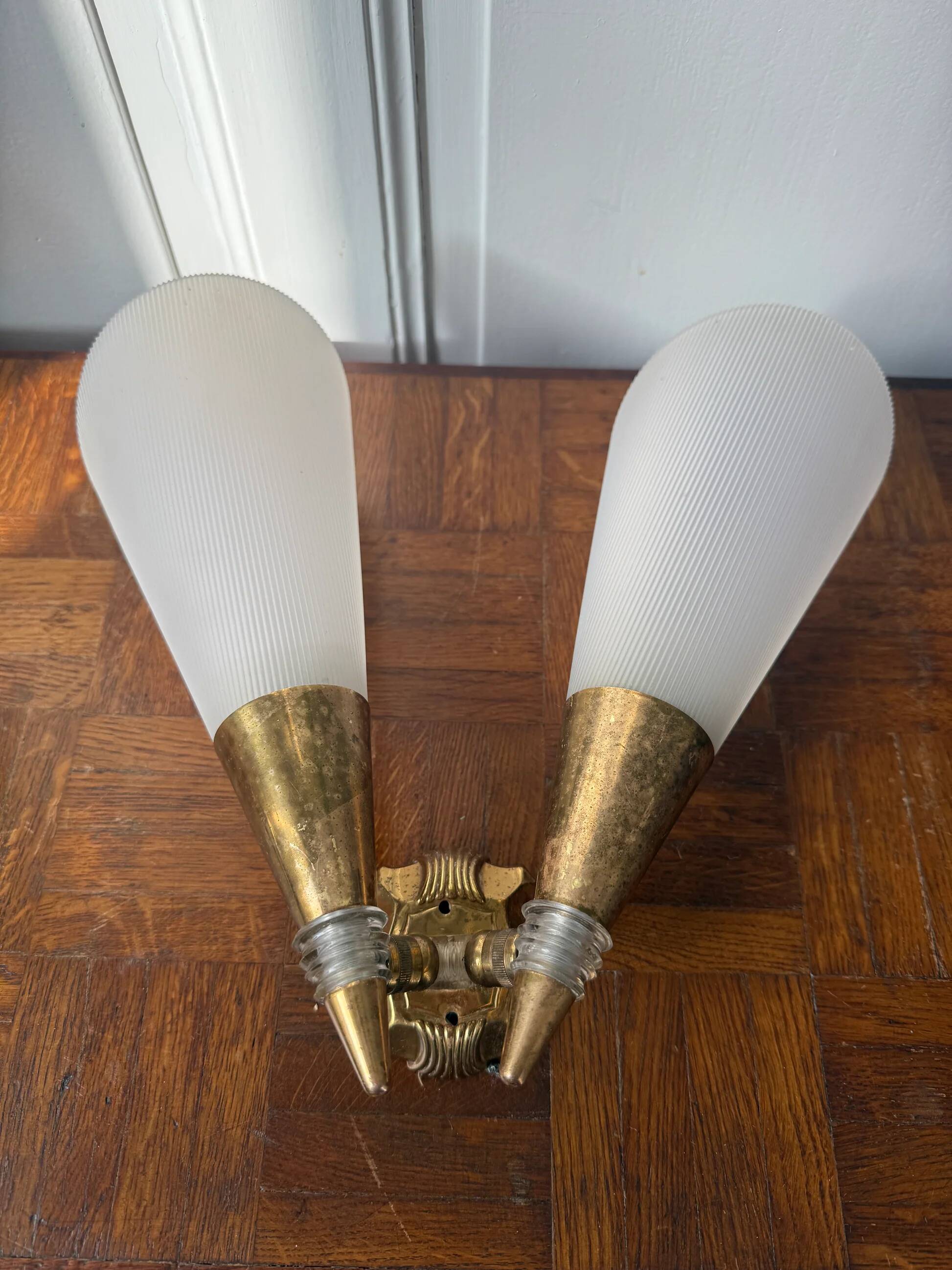 Wall lamp in brass and plastic