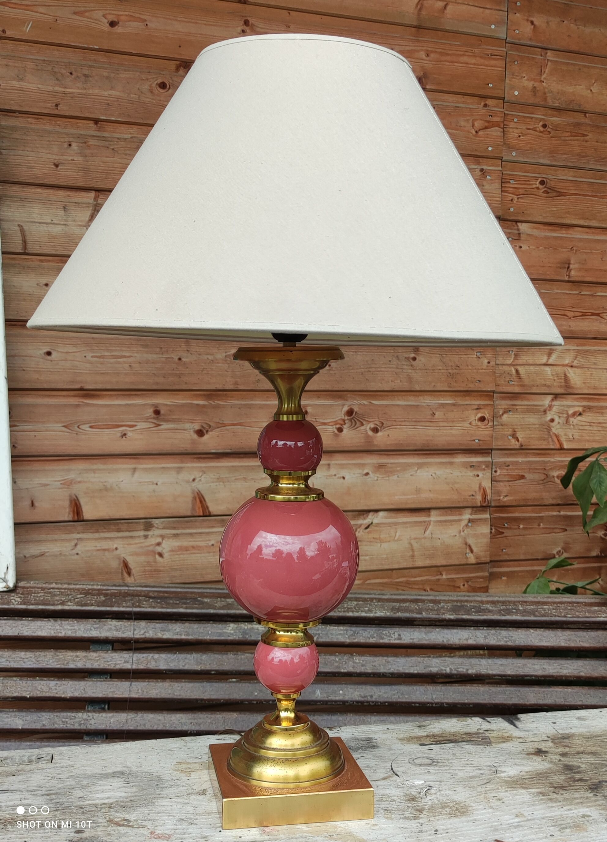 Large lamp to pose