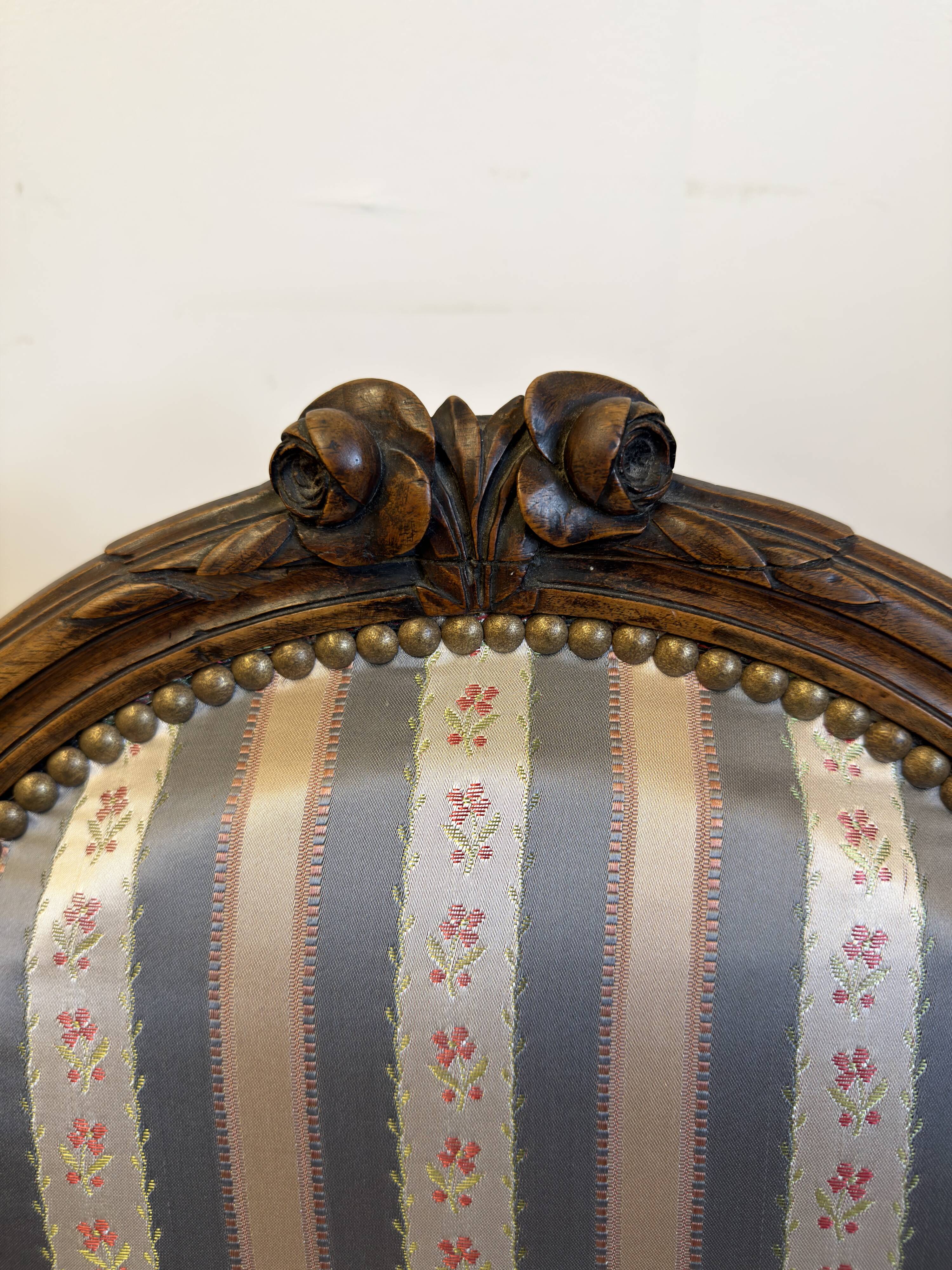Fauteuil cabriolet médaillon de style Louis XVI