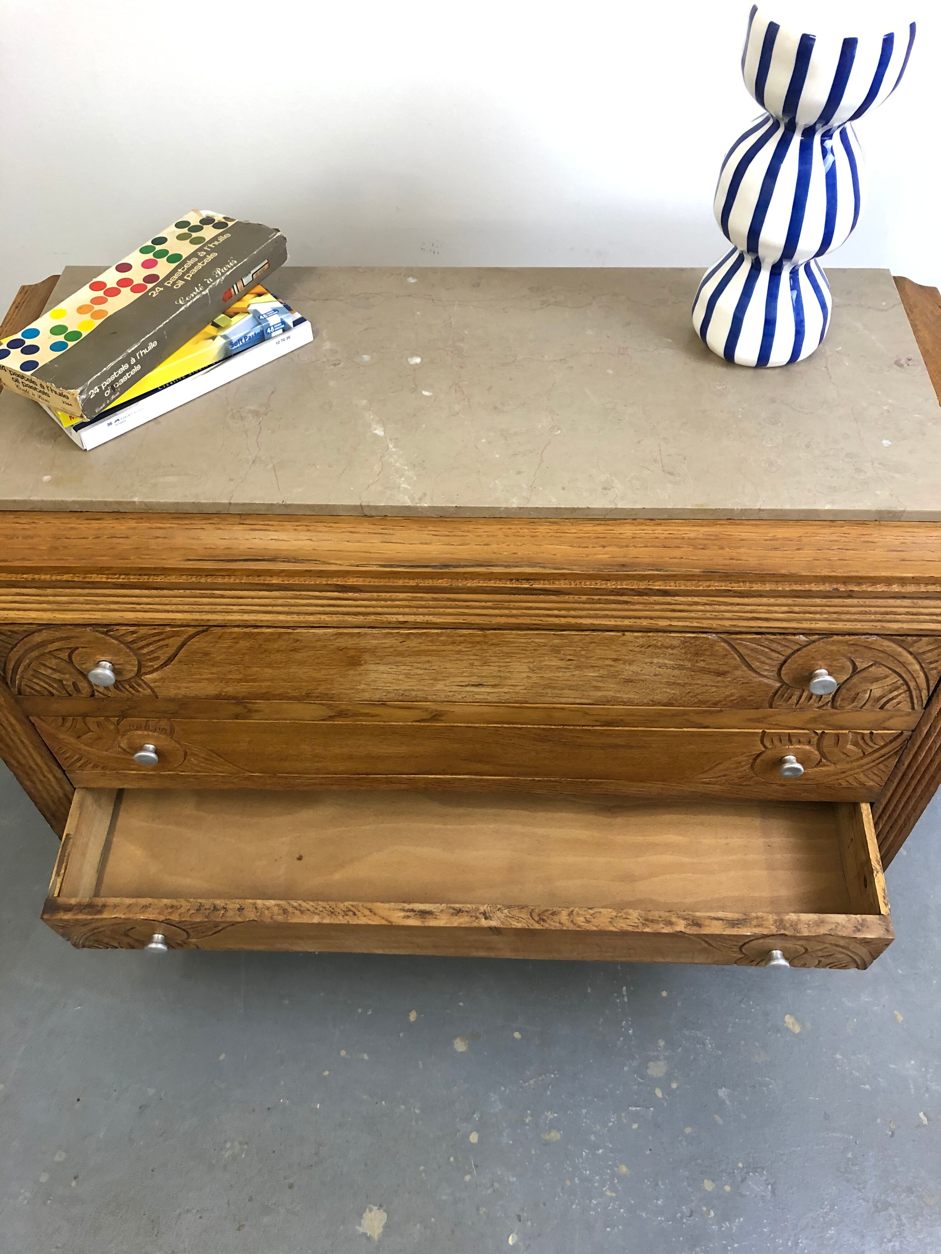 Oak chest of drawers