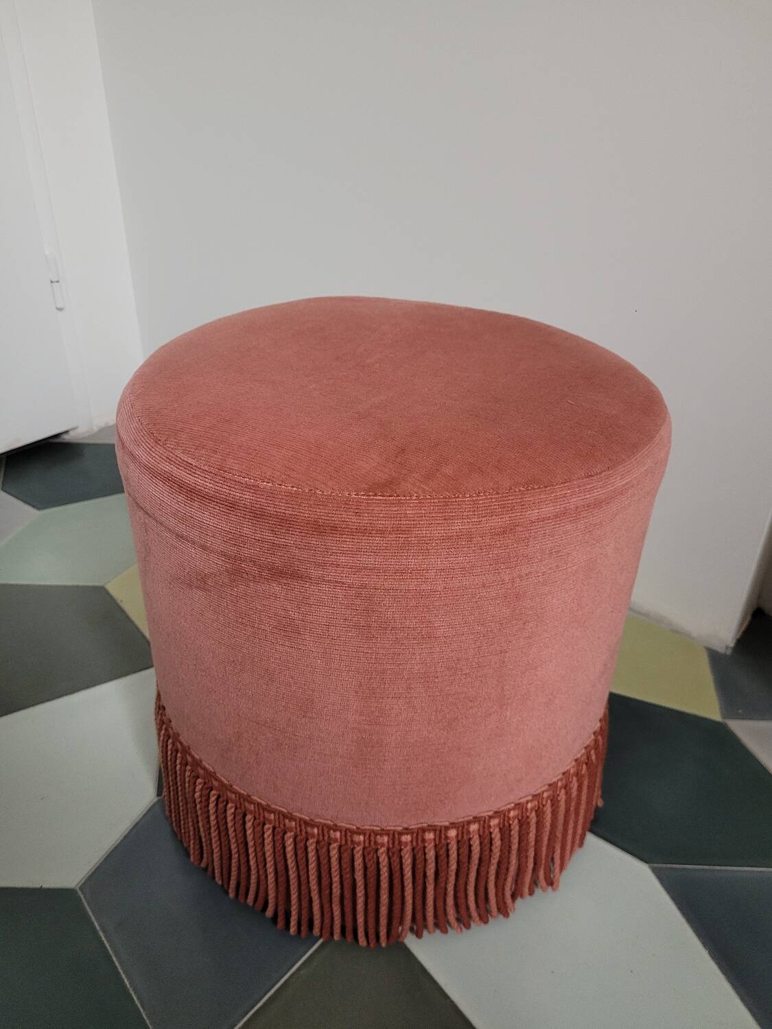Pink velvet toad armchair with footrest