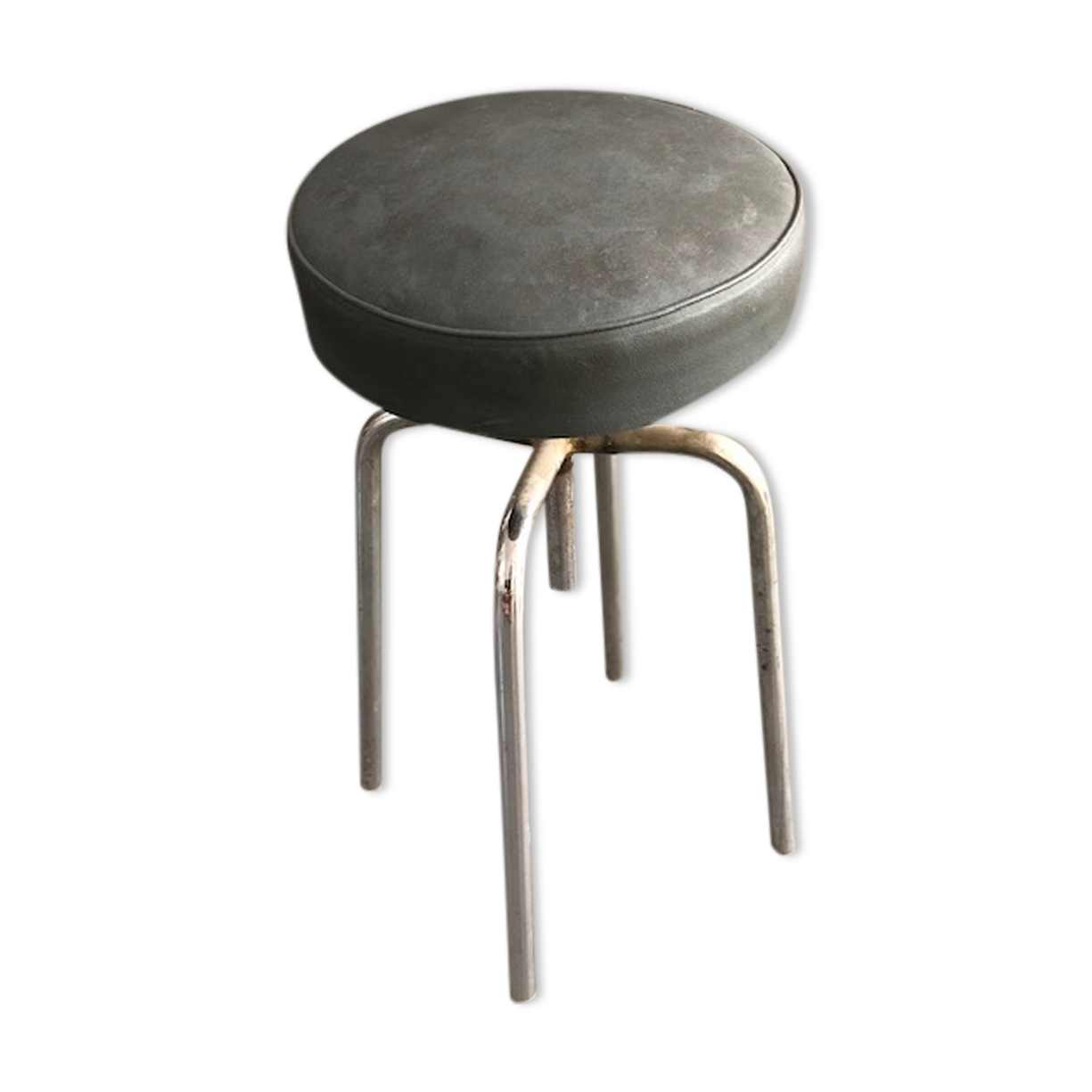 Industrial stool with adjustable height