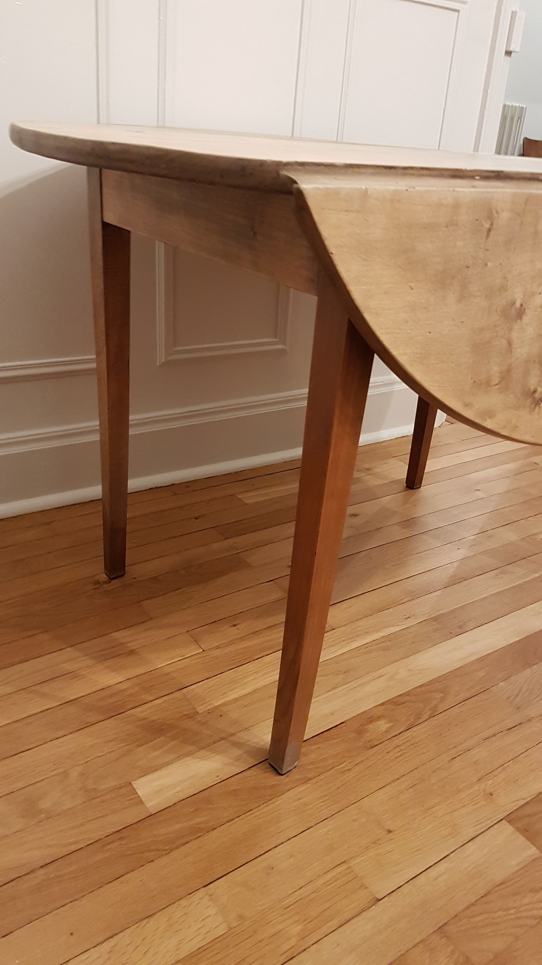 Round table with flaps