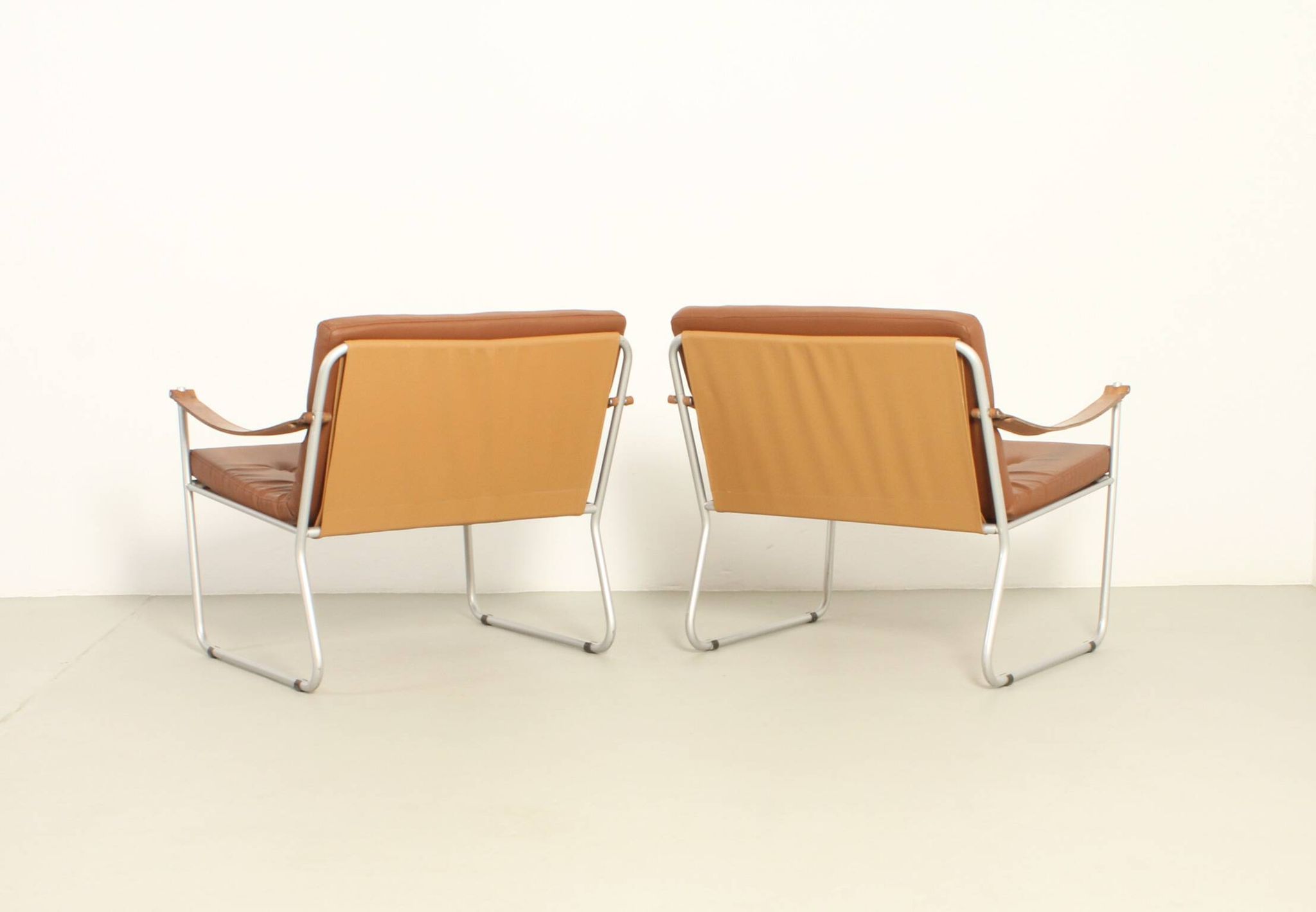 Paire de fauteuils de style safari avec accoudoirs en sangles de cuir, 1960