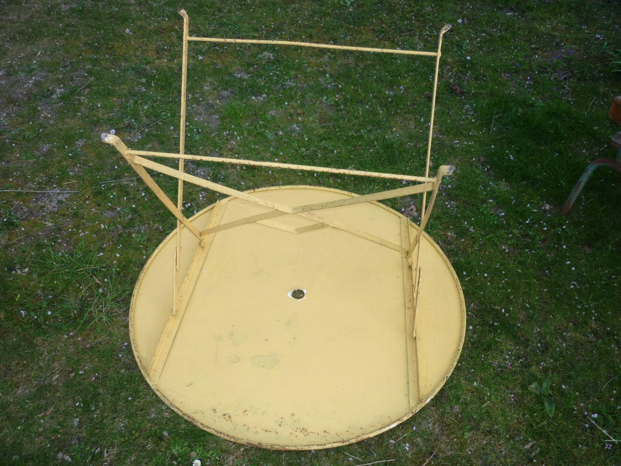 1950 foldable sheet metal garden table