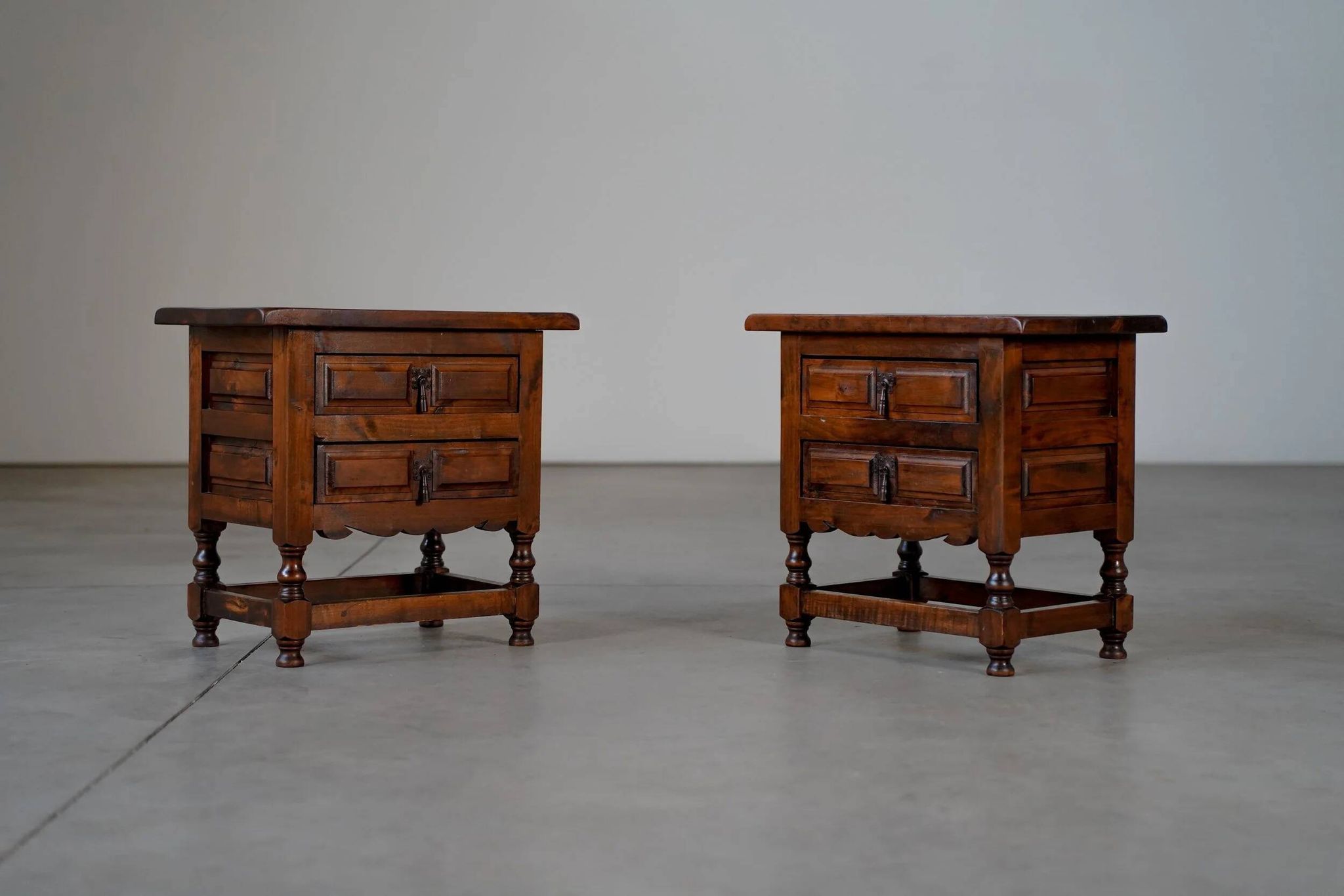Tables de nuit espagnoles en noyer - Espagne années 1900