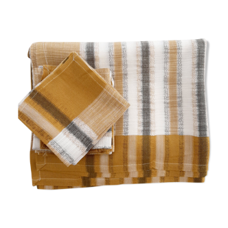 Vintage tablecloth and 8 towels