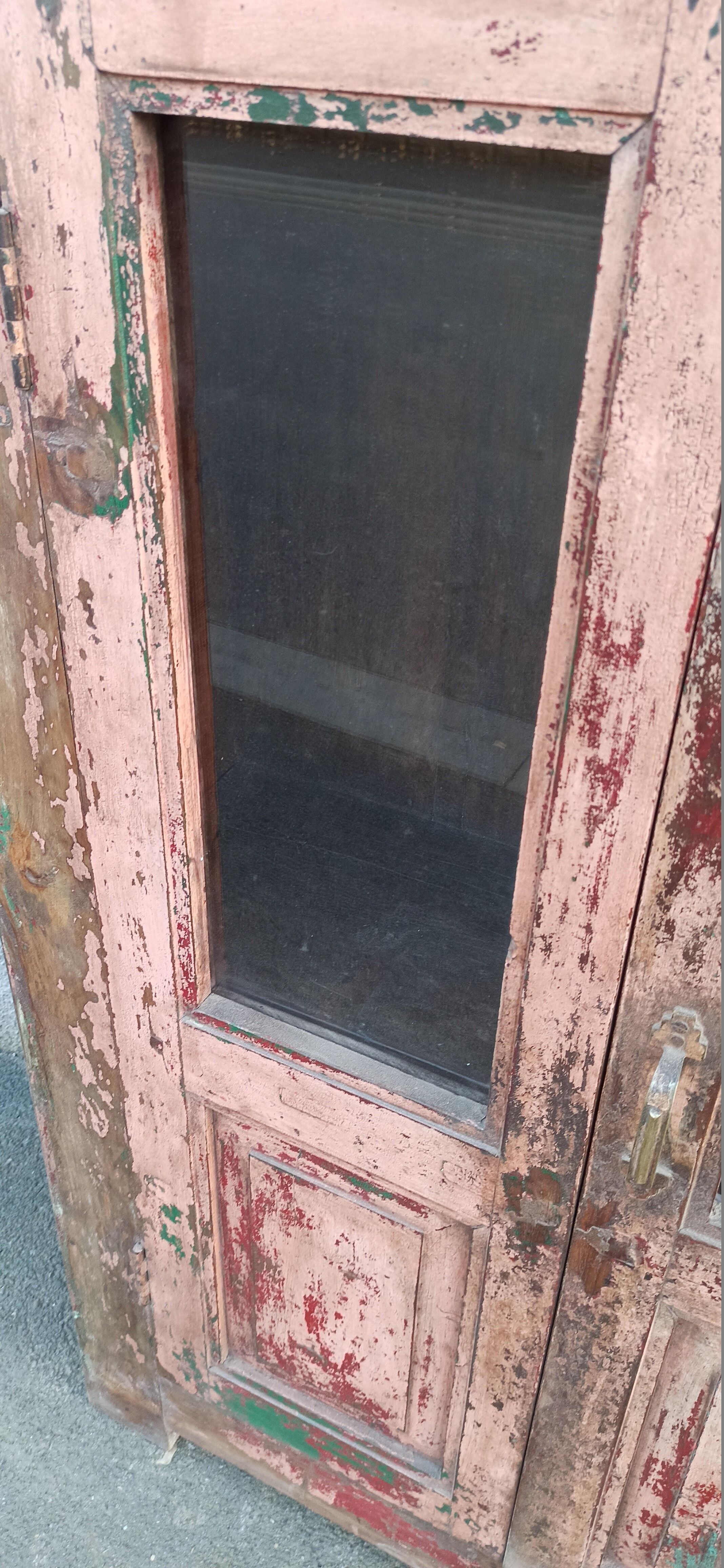 Armoire en bois rose avec portes vitrées
