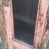 Armoire en bois rose avec portes vitrées