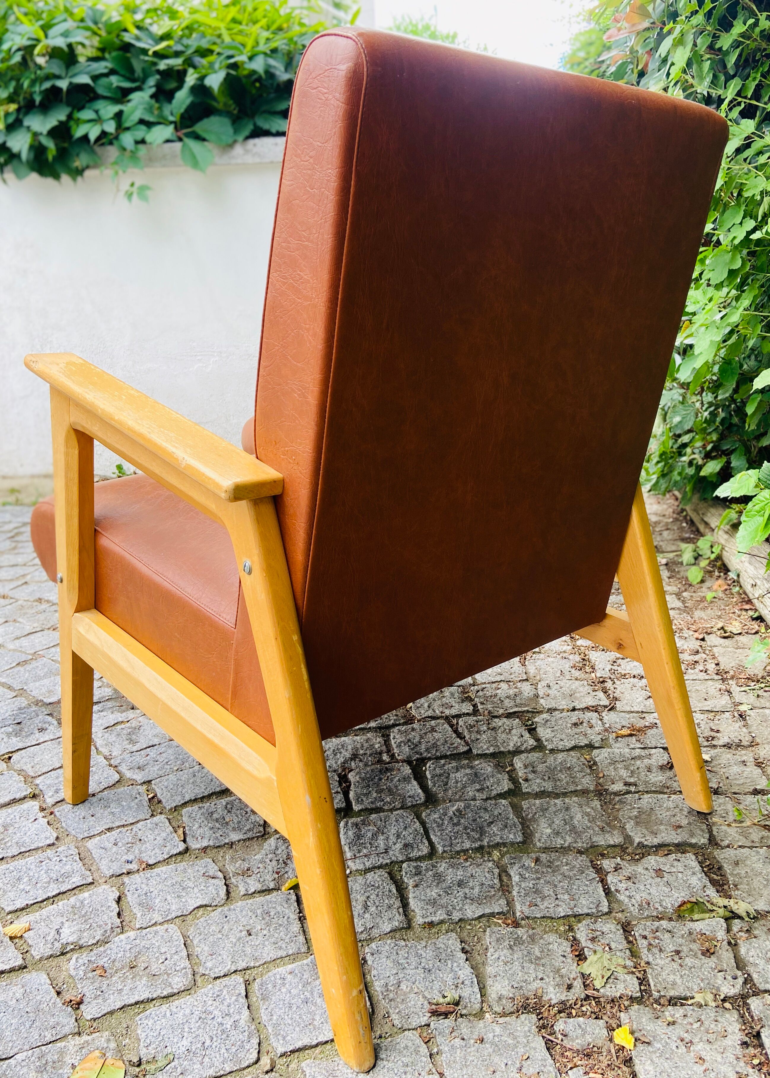 Paire de fauteuils des années 50 en skaï marron