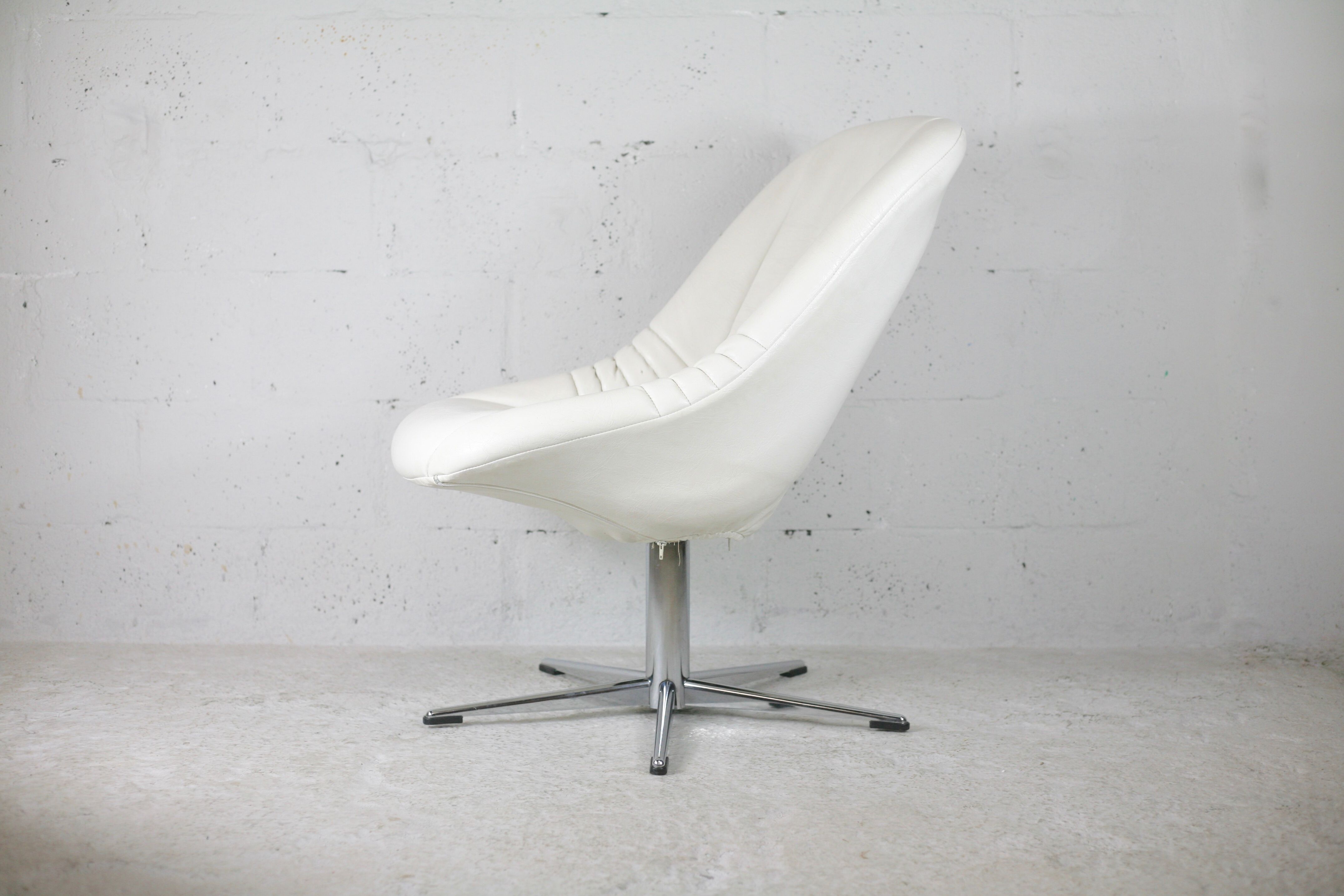 Armchair "Space Age", steel, fiberglass and imitation leather, France, circa 1970