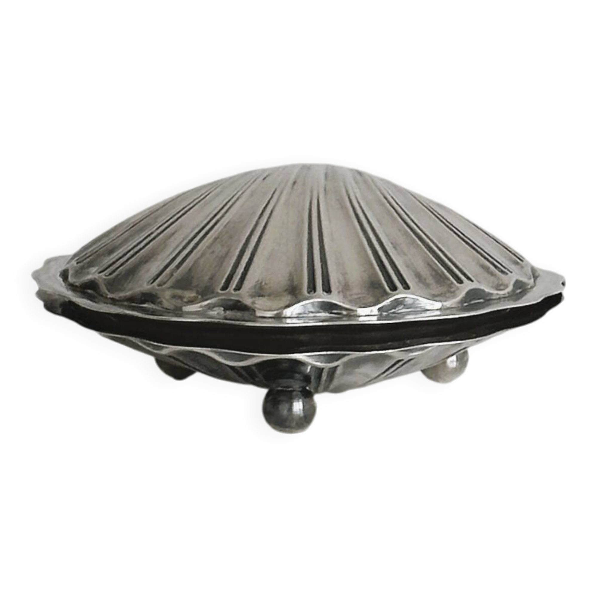 shell box in silver metal and worked glass