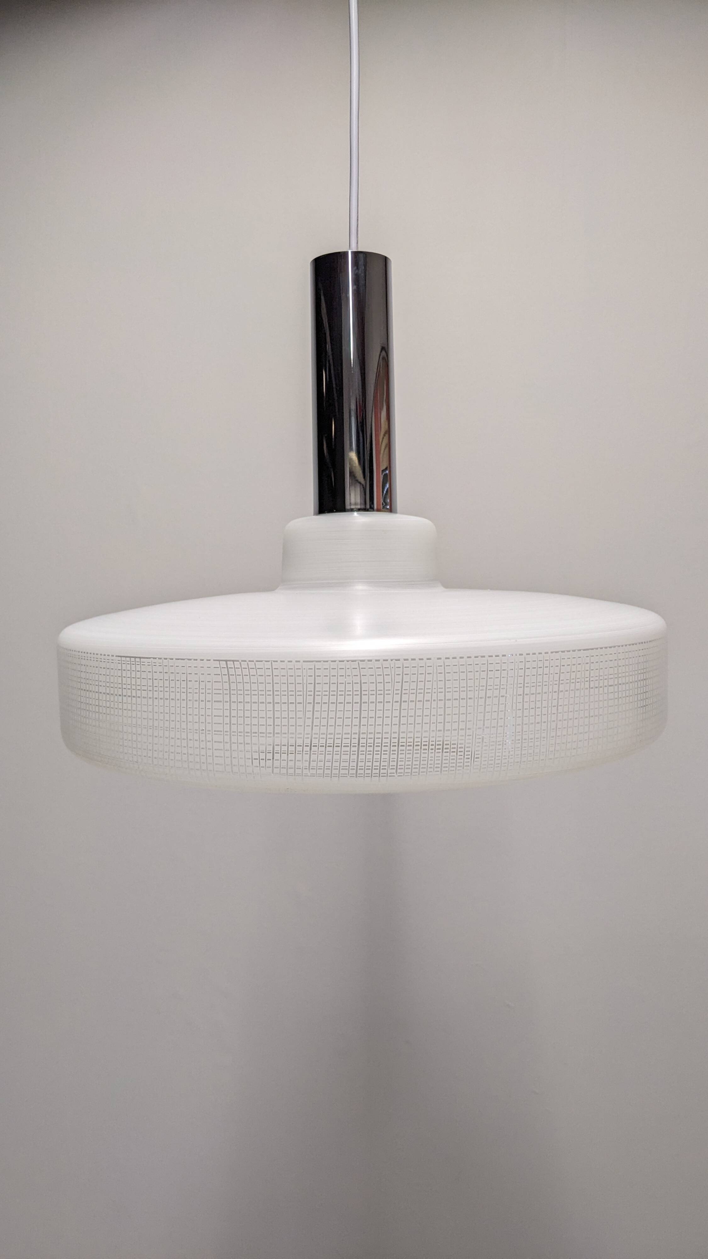 Suspension saucer Space Age in engraved white glass, France circa 1970.