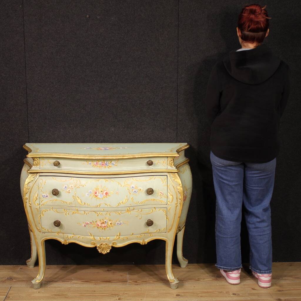 Commode vénitienne laquée, peinte et dorée du XXe siècle