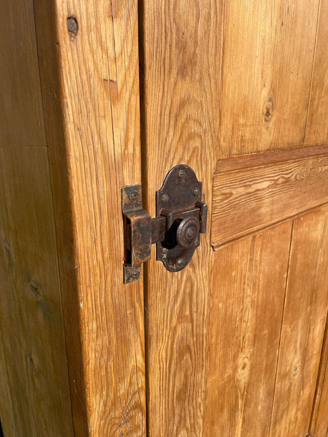 1 door wardrobe in 19th century pine.