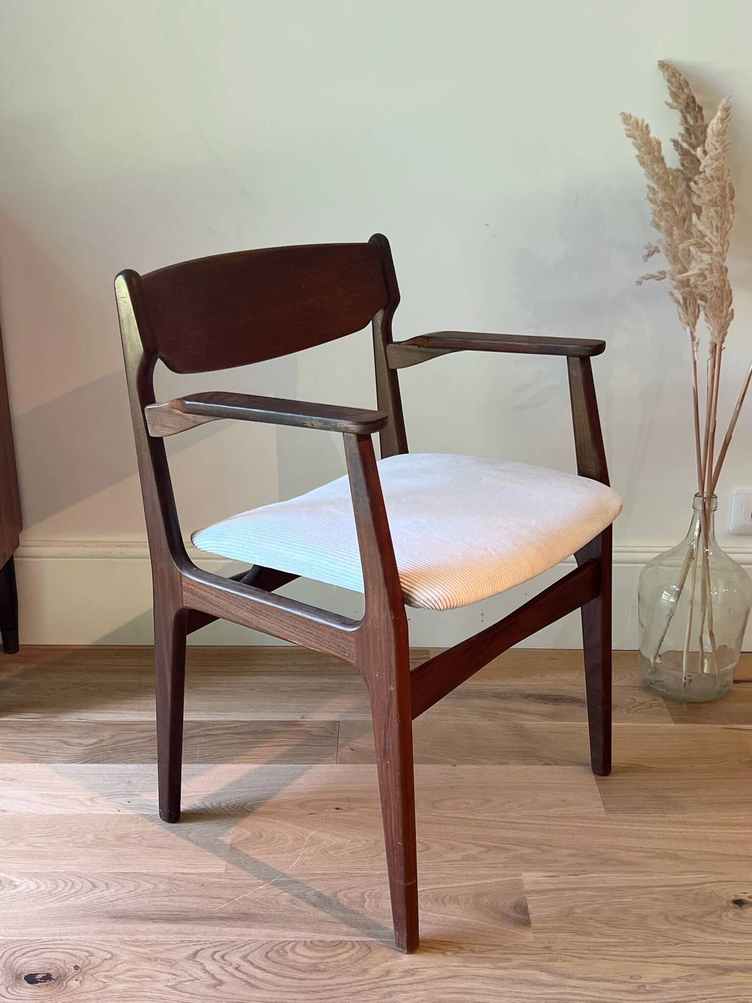 Fauteuil scandinave en teck et velours côtelé blanc "Hymir", années 60