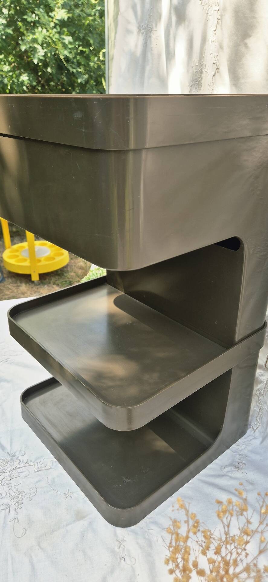 Dessert, brown plastic side table Flair by Prisunic, 1970.