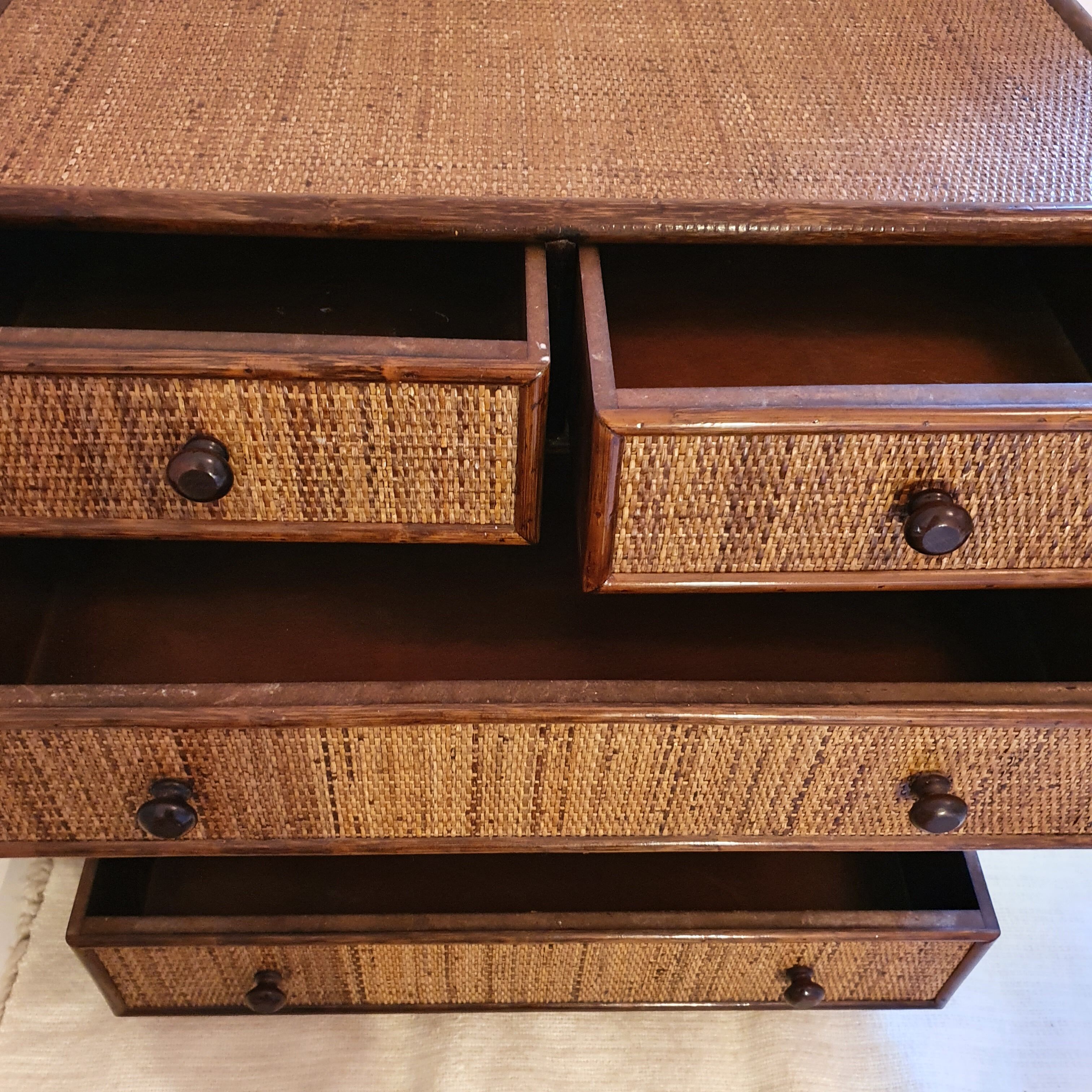 Commodity in rattan 5 drawers