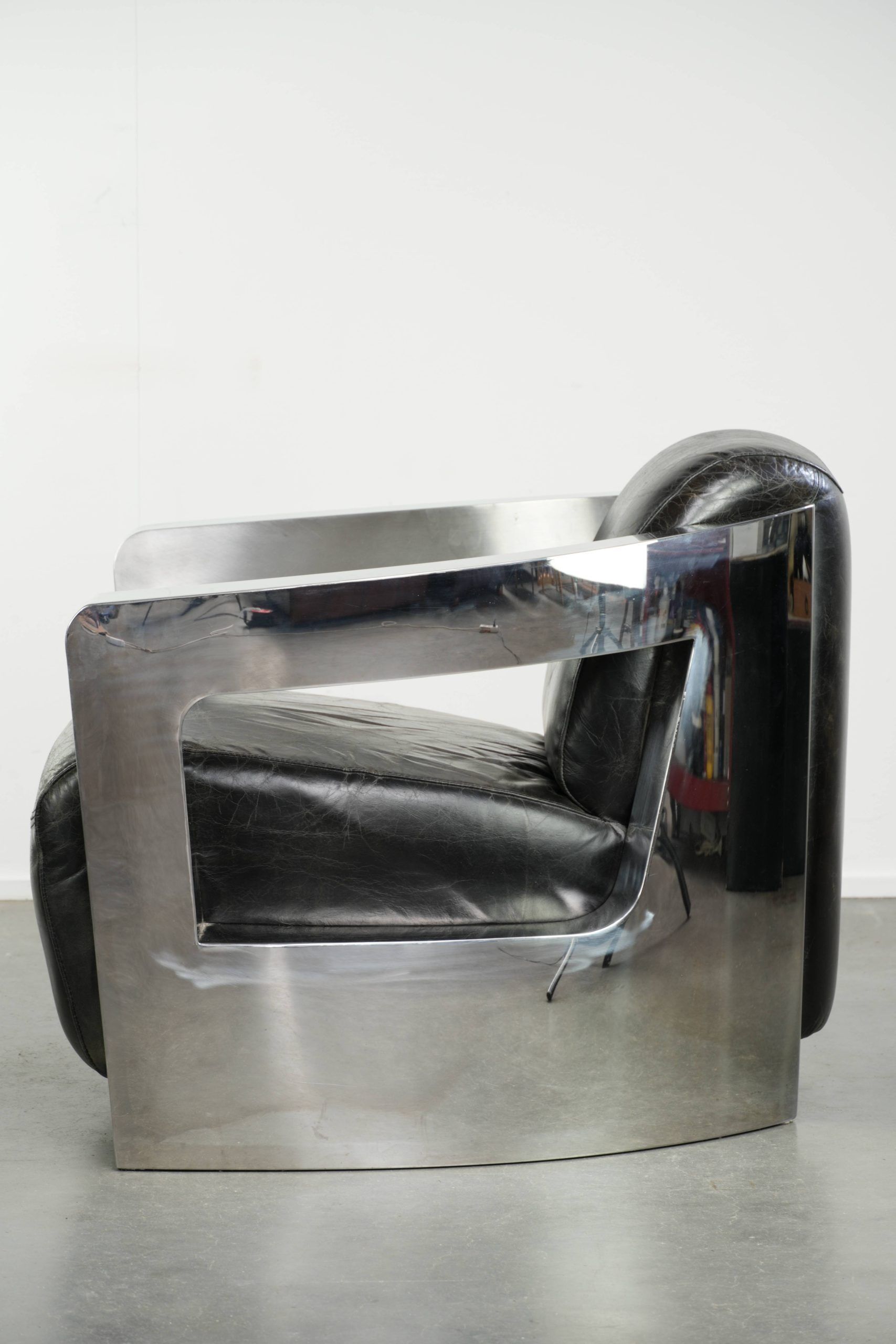 Vintage aviator design armchair in cowhide leather with aluminium