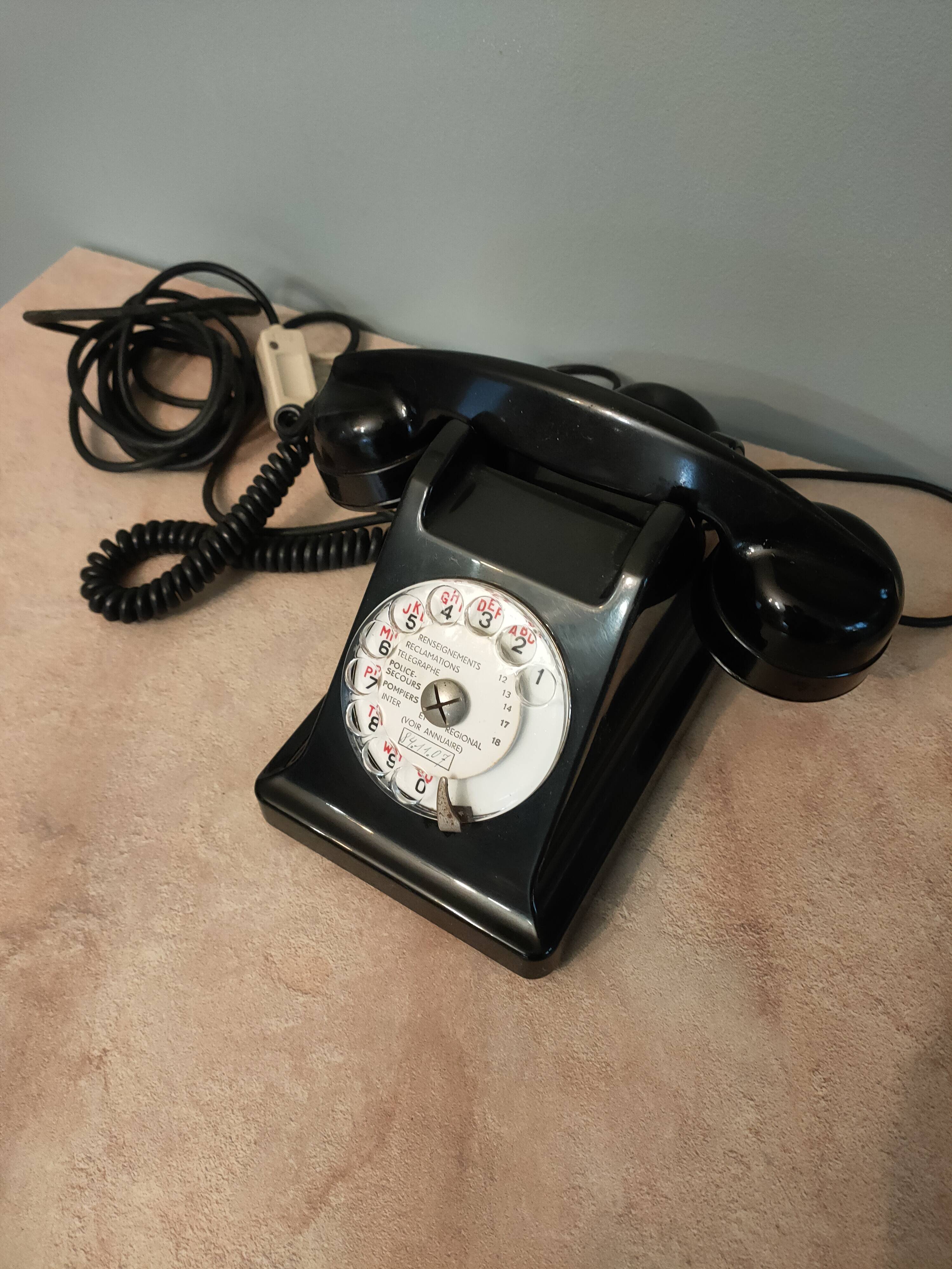 telephone from the 50s in black bakelite