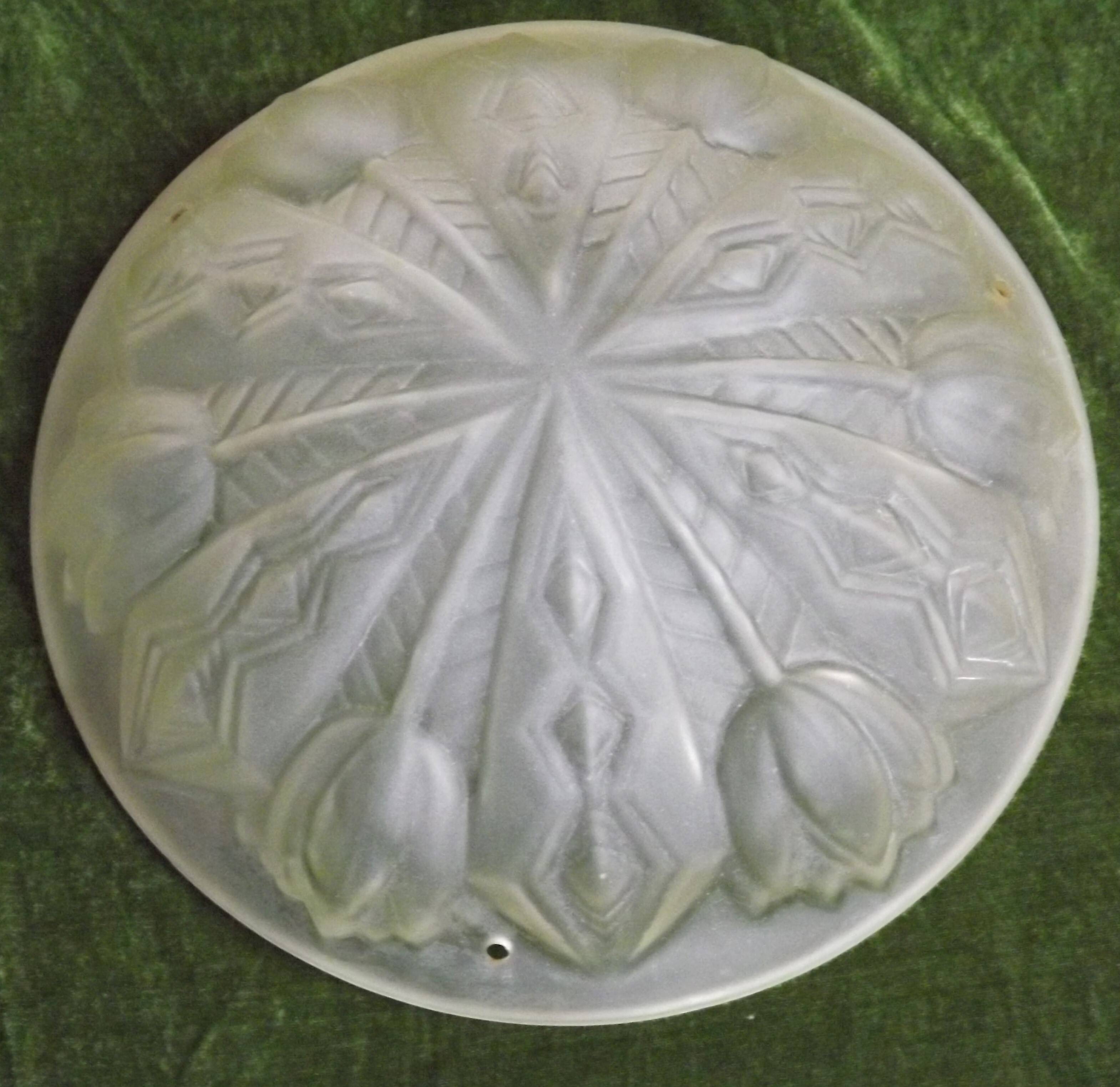 French Art Deco White Pâte de Verre Platform with Abstract Tulip Design 5145