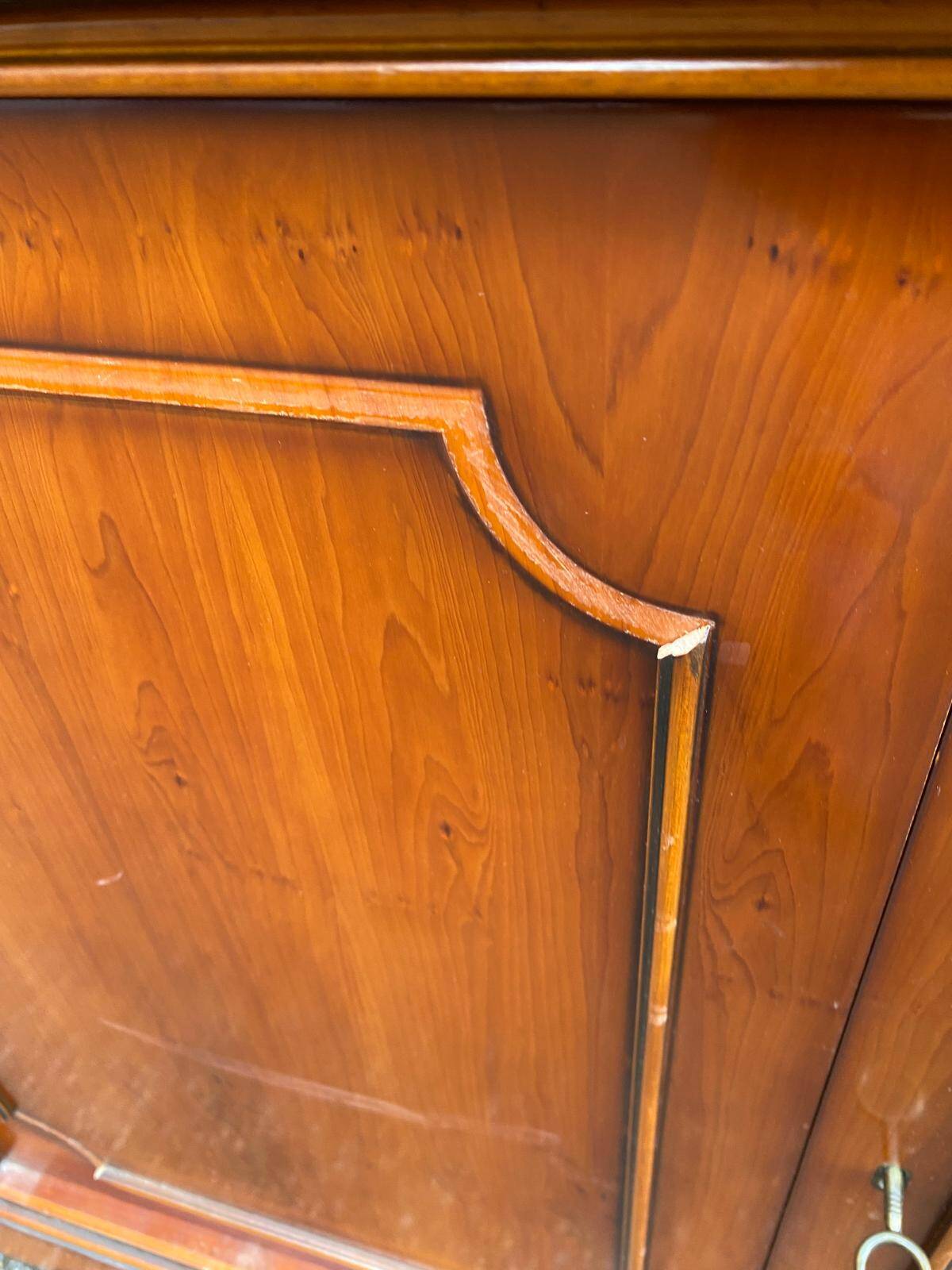 English display cabinet with 2 doors, mahogany imitation, 1990.
