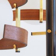 Suspension italienne 3 globes en opaline avec teck et laiton.