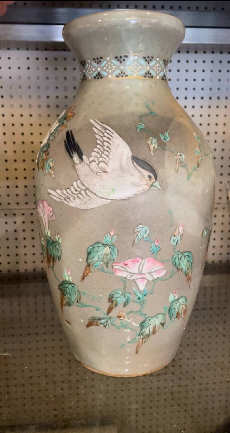 Antique Japanese vase in ceramic with floral and bird decoration, 19th century.