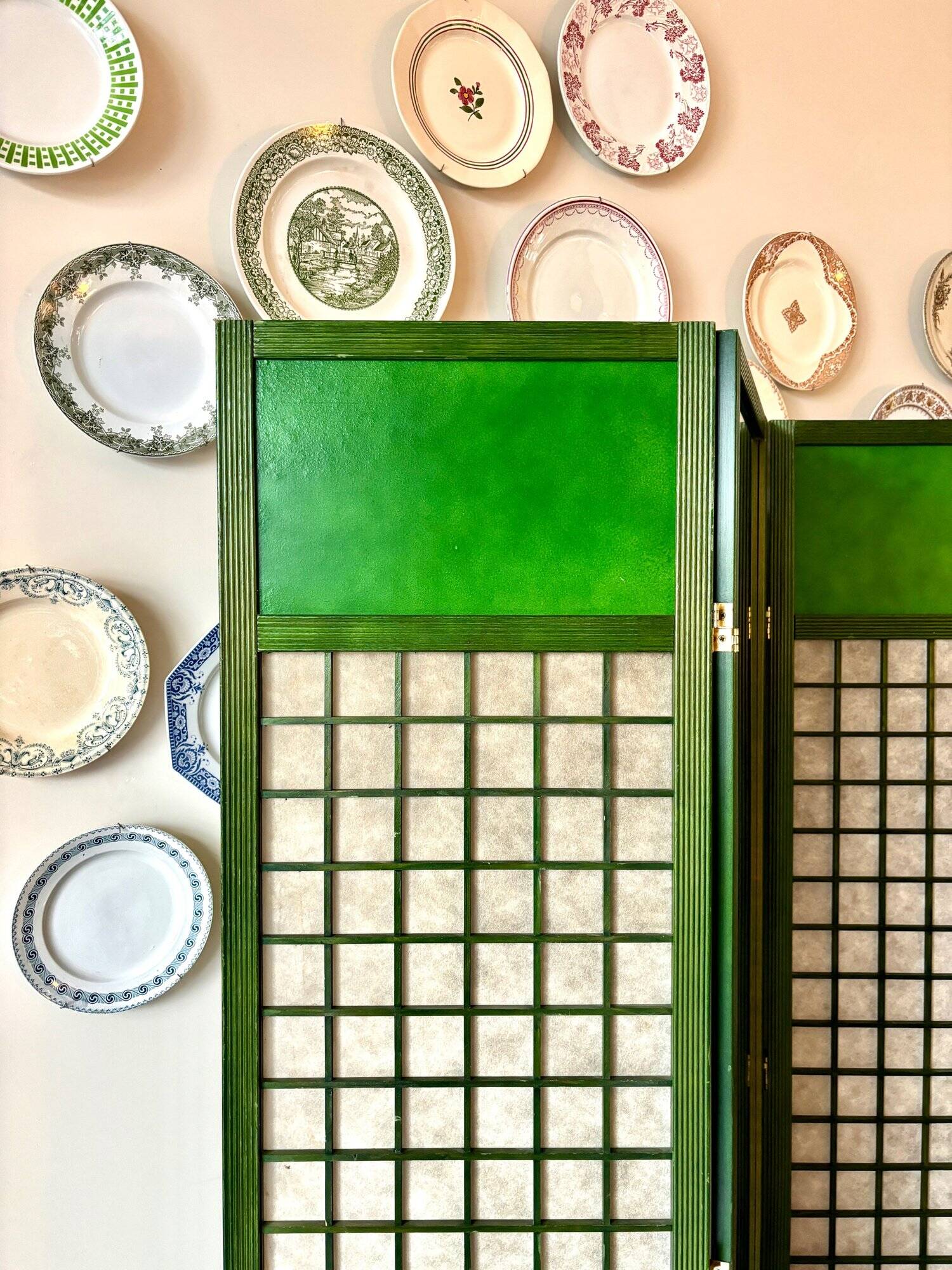 3-leaf screen in green wood, ecru paper and mirror