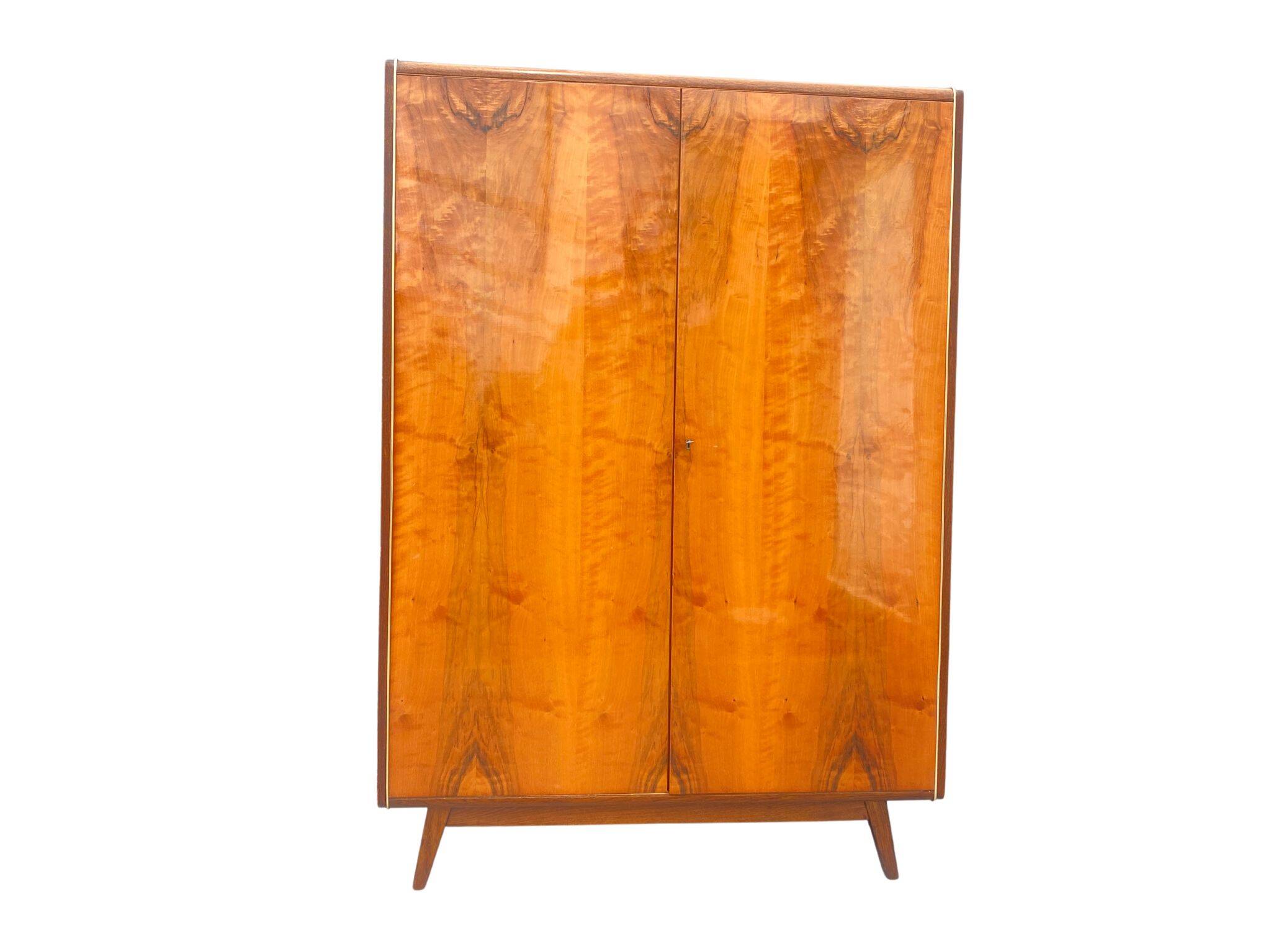Armoire en noyer de Jitona, années 1970, Tchécoslovaquie