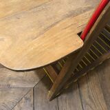 Table basse bois à deux poignées et scoubidou jaune