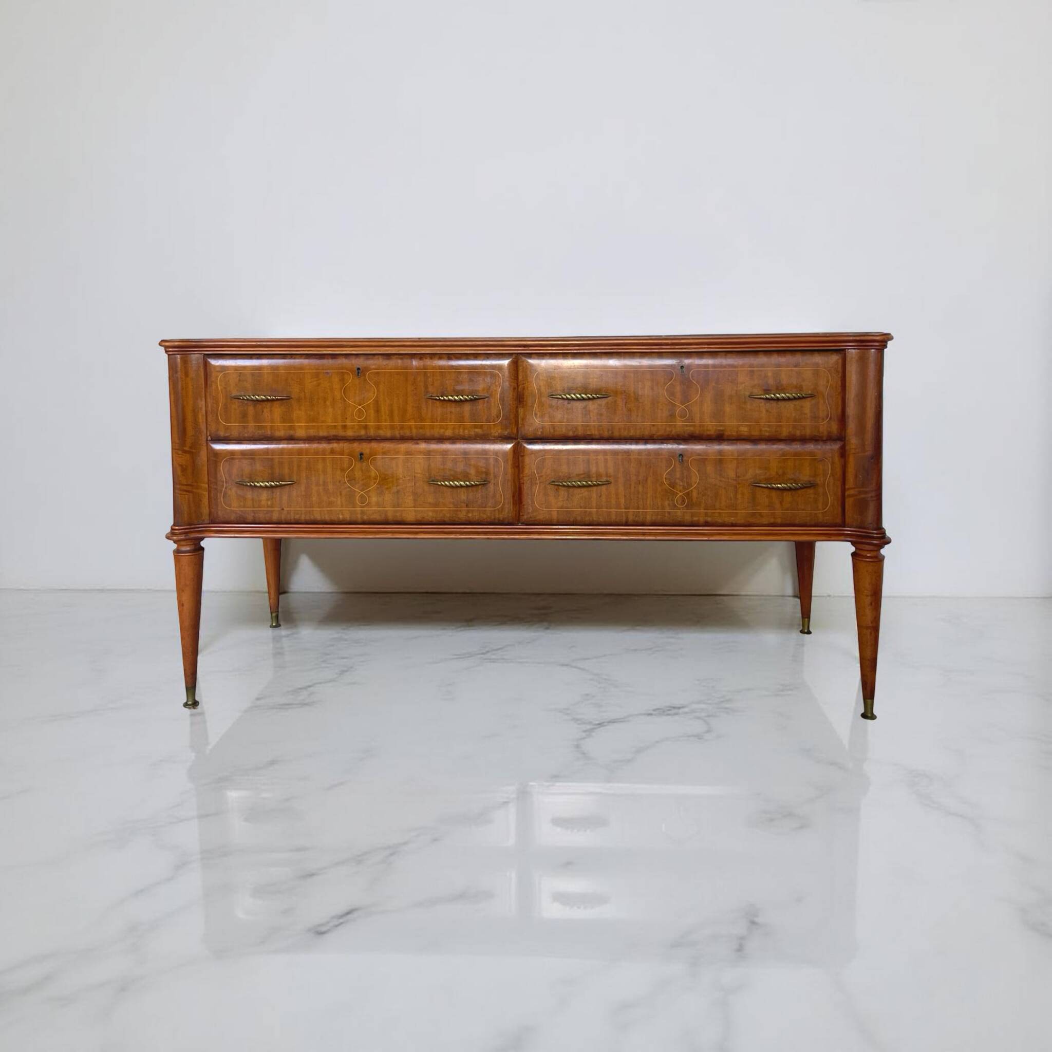 Une commode italienne vintage de style moderne du milieu du siècle