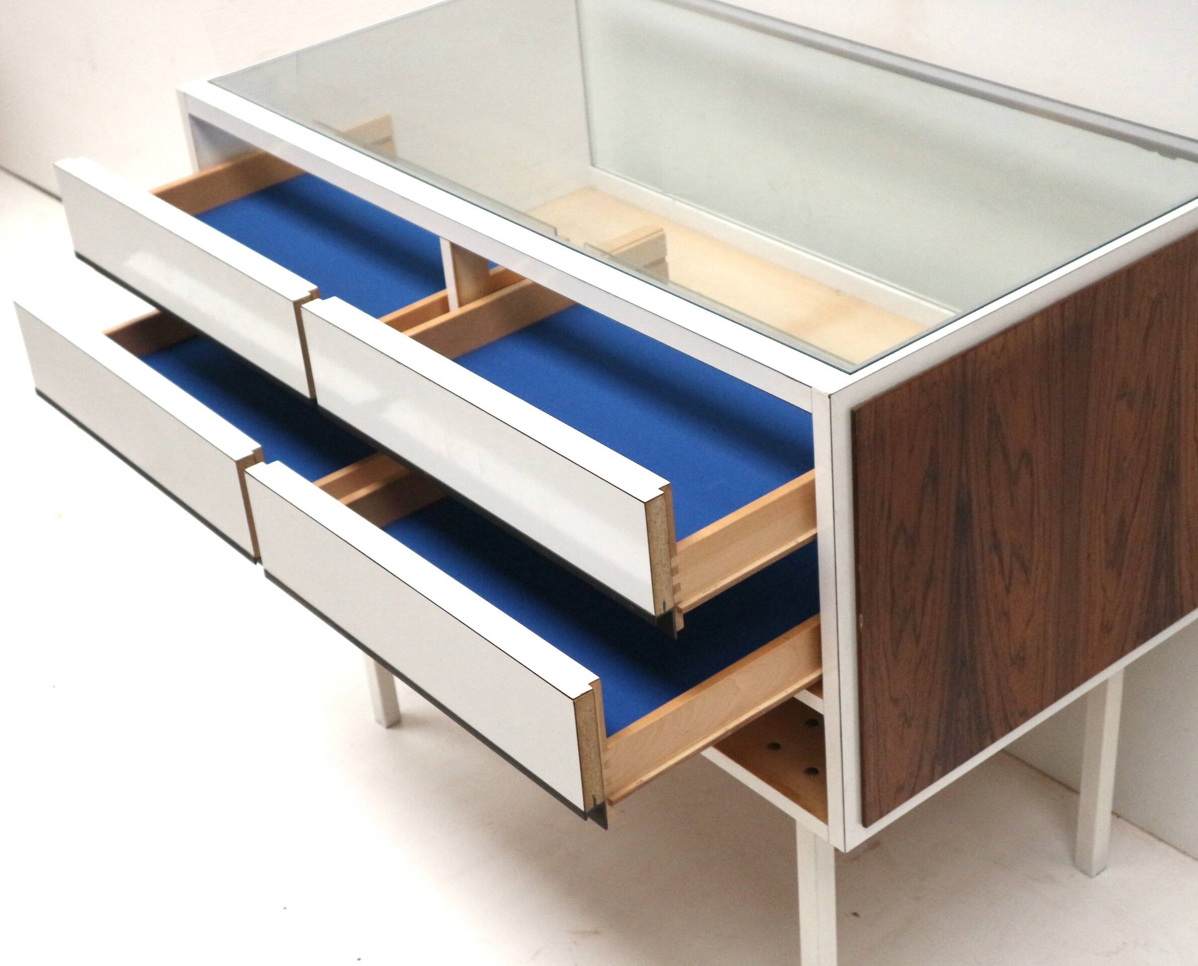 Comptoir/bureau vintage en verre avec tiroirs réalisé dans les années 1970