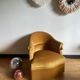 Fauteuil crapaud vintage jaune doré