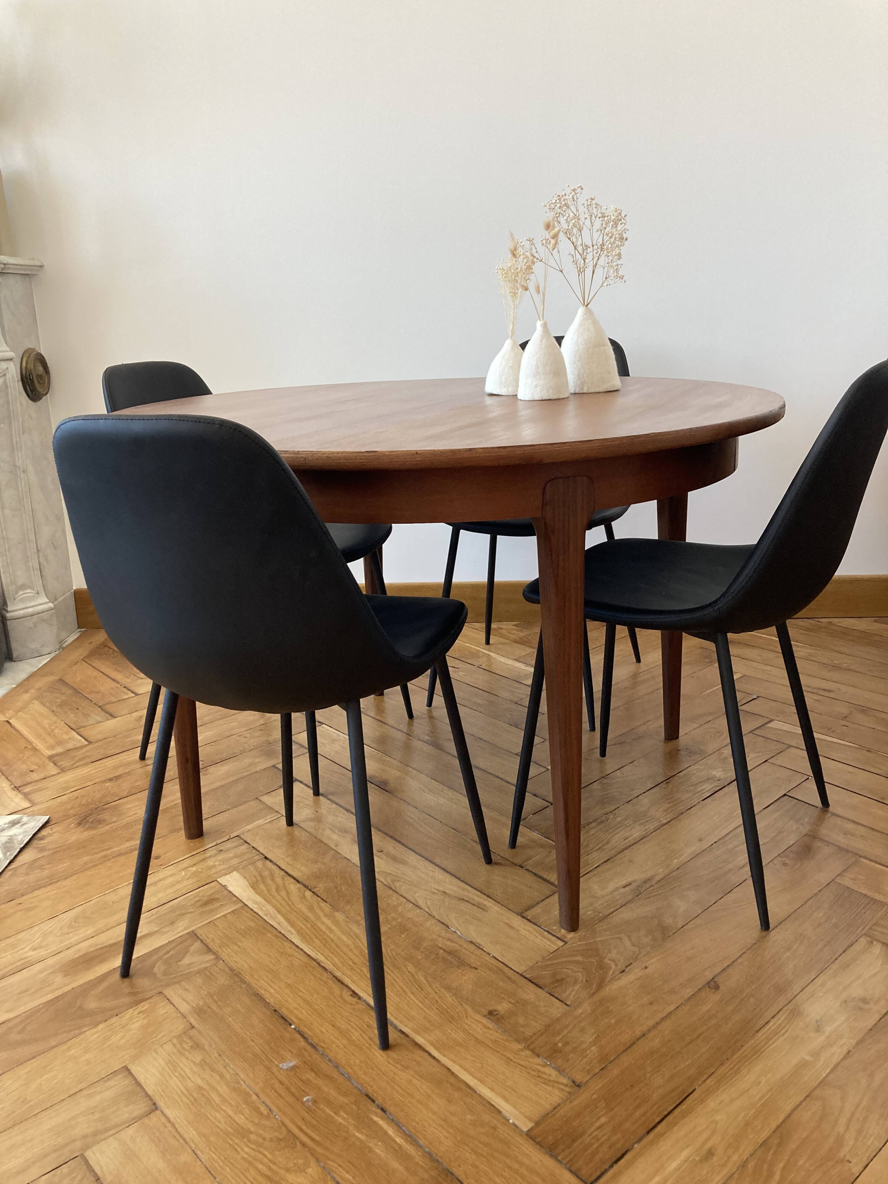 Extendable Scandinavian table