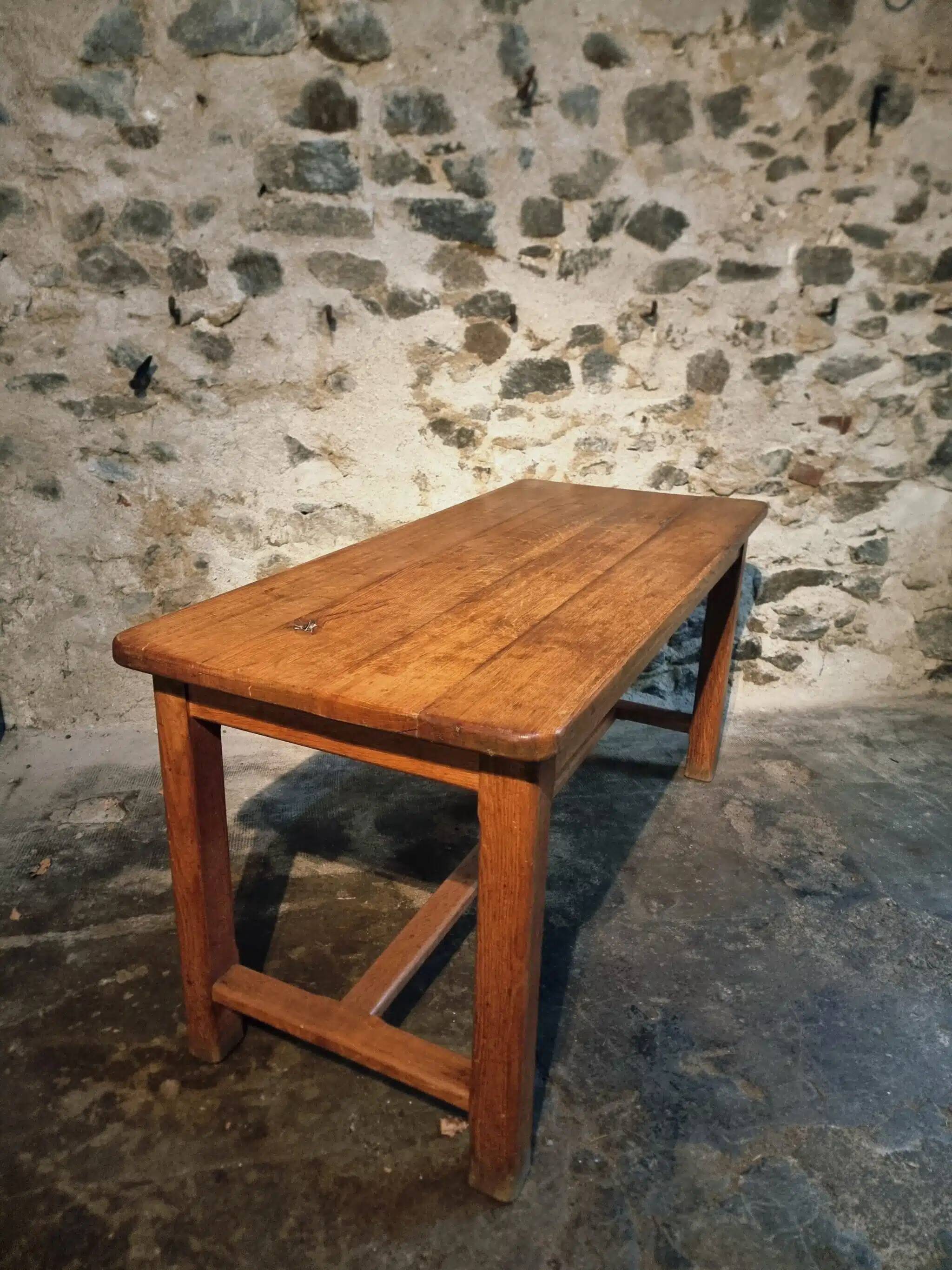 Table vintage en chêne français avec finition vernie d'origine