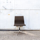 Chaise en aluminium EA 108 par Charles & Ray Eames pour Herman Miller, 1970