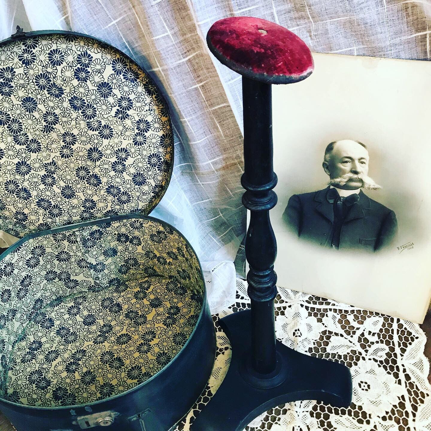 Large Napoleon III hat holder in blackened wood and red velvet. Old hat display. 1900s. Old fashion